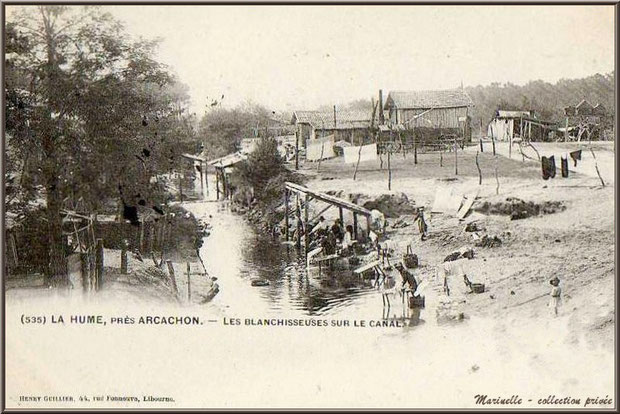 Carte postale ancienne : les blanchisseuses le long du Canal des Landes, au début du XXème siècle, à l'emplacement de l'actuel Parc de la Chêneraie à Gujan-Mestras (Bassin d'Arcachon) - cliquez dessus