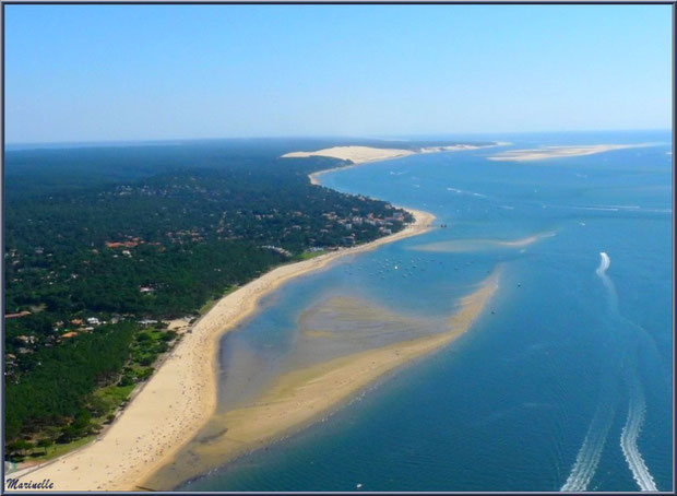Le Bassin et le rivage d'Arcachon avec ses quartiers Péreire et Le Moulleau puis, en fond, la Corniche du Pyla et la Dune du Pyla avec en face le Banc d'Arguin, Bassin d'Arcachon (33) vu du ciel
