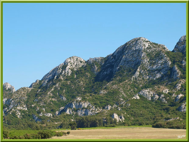 La piste de l'aérodrome de Romanin avec les Alpilles pour décor à Saint Rémy de Provence (13)