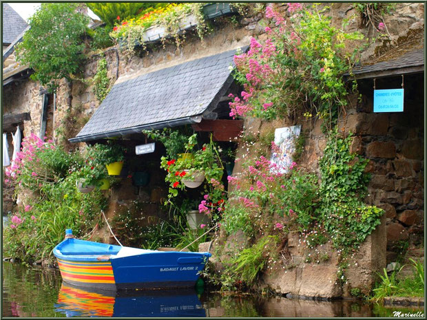  Ancien lavoir fleuri et son canot multicolore avec reflets, en bordure du Trieux, Pontrieux, Côte d'Armor (22)