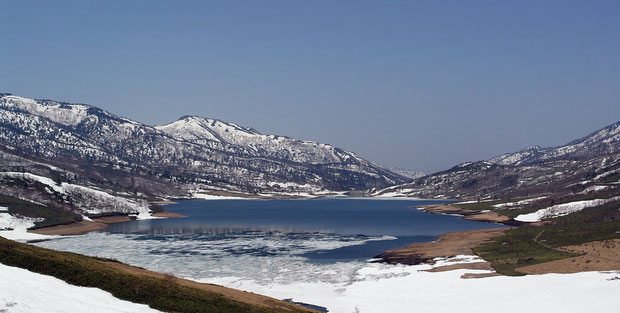 　群馬県は六合村の野反湖。標高約1500mの湖の空気は澄みきっていました。　2008.04.30