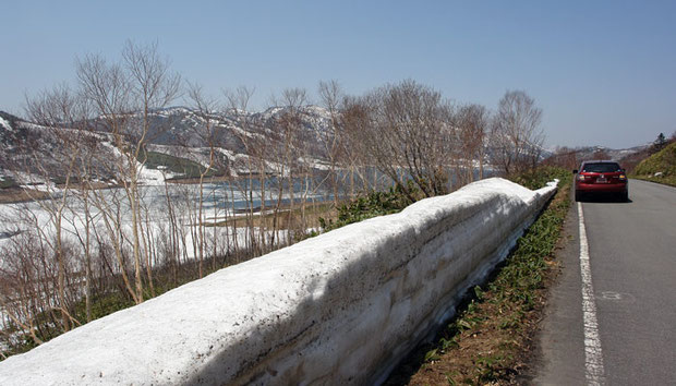 　国道脇にも除雪された雪が残ります