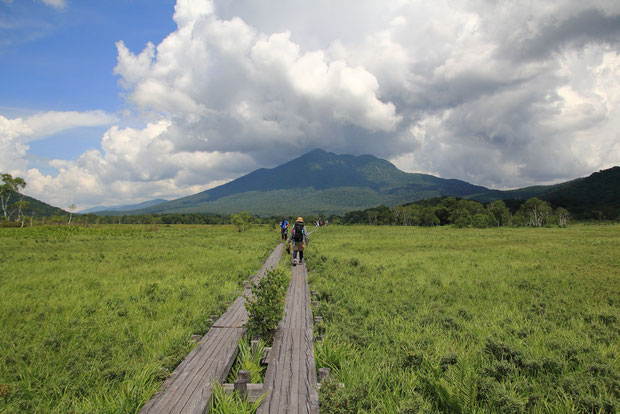 尾瀬ヶ原は暑い...　燧ヶ岳が近づいてきた。　山の上の雲がますます多くなっている