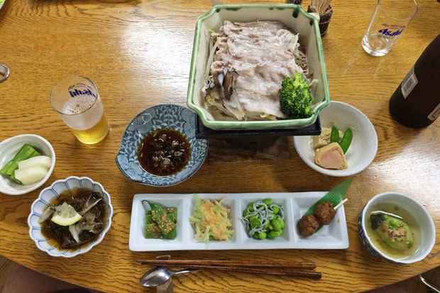 くじら屋さんの夕食　この後も続々とお料理が出て来ます。　揚げたて天婦羅は撮影し忘れました