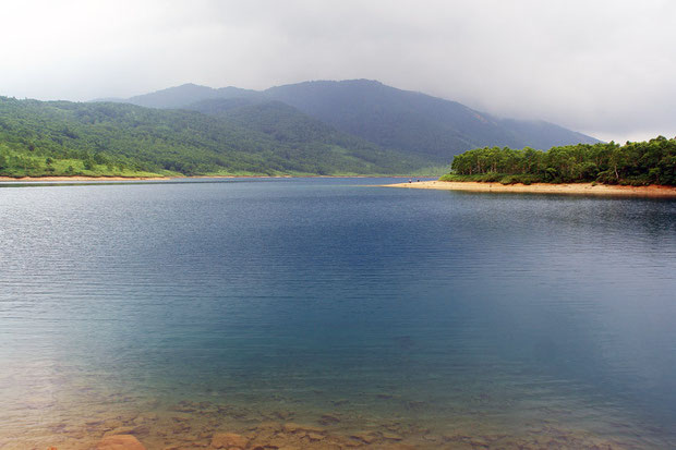 満々と水を湛えた野反湖　　湖畔の第１キャンプ場から八間山を望む　　2008.07.27