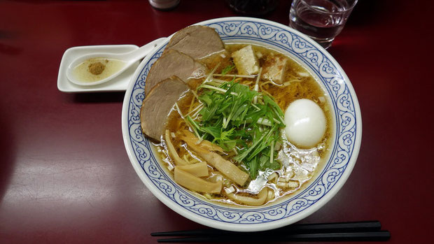 　醤油ラーメン ￥700＋焼豚 ￥300　大変おいしい！　男性は大盛りがお勧め（Ken）