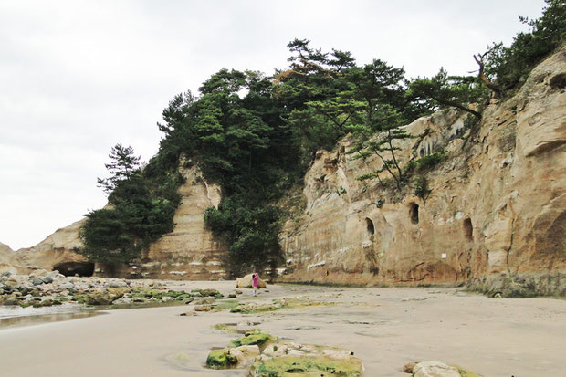 大震災前の2010年11月の撮影。　岩山の頂上から下にかけて樹木が生い茂っていた