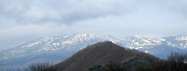 暮坂峠近くの牧場から草津・本白根山方面を望む　2005.5.2（この写真のみ撮影日が異なります）