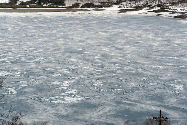 強風にさらされつつ氷結したためか、氷には複雑な模様が刻まれています。