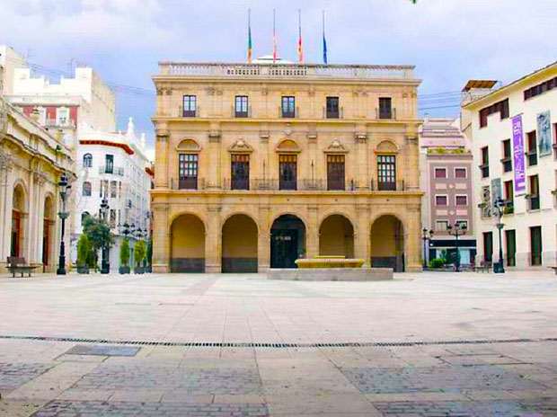 El edificio del ayuntamiento de Castellón de la Plana es un  edificio modernista. El diseño original del edificio fue realizado por el maestro Gil Torralba en 1687.