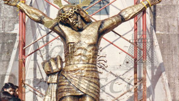 Colocación del Cristo en el Monumento, año de 1992. Colección El Faro de Jalisco.