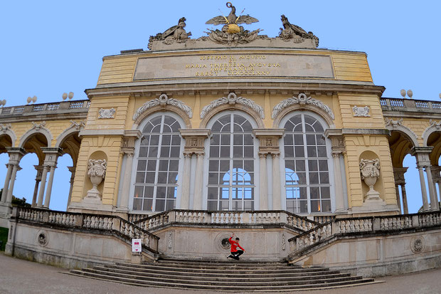 Guenter Mokulys auf den Stufen von Gloriette im Park Schönbrunn / Wien