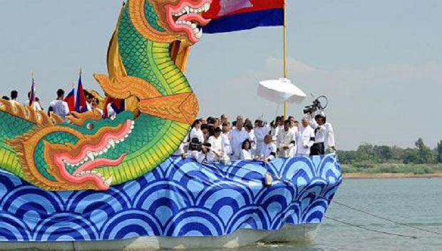 LE BATEAU QUI VA REPANDRE LES CENDRES  DANS LE MEKONG.