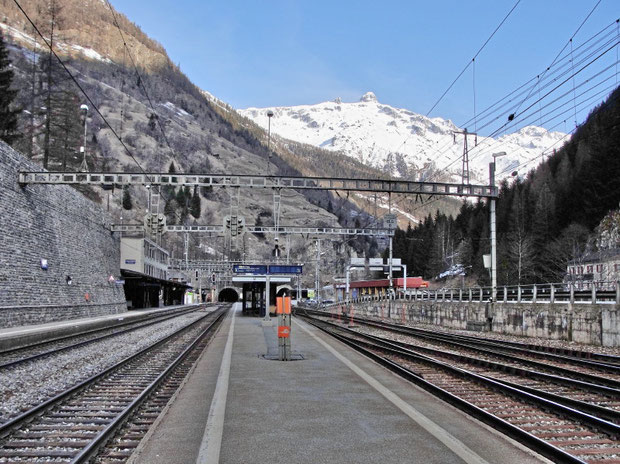 Goppenstein Bahnhof (im Hintergrund das Hockenhorn)