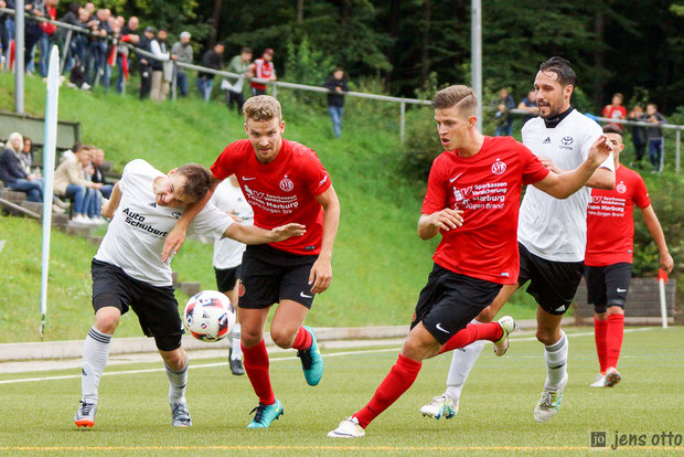 Kampf um jeden Meter im Mittelfeld. Roman Herdt hat es gleich mit zwei SVB Spielern zu tun.