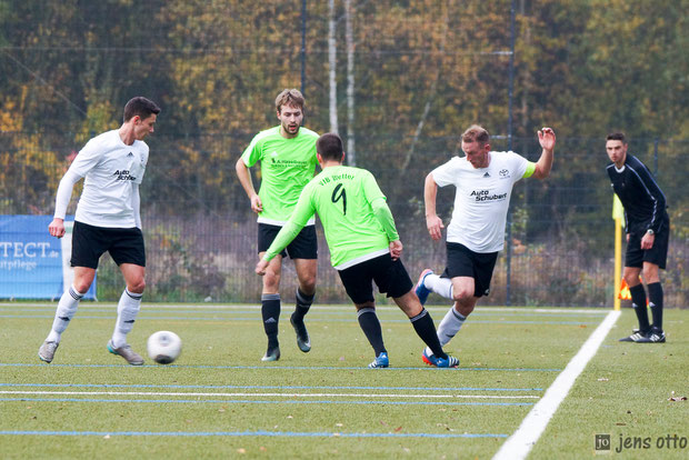 Ivo Pfalz und sucht Kapitän Micha Rübe im Mittelfeld des Gruppenliga Derbys gegen den VfB Wetter