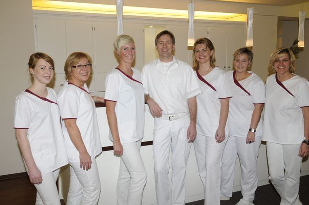 Unser Praxisteam vor der neuen Rezeption!