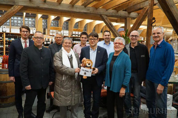 Bei der Spendenübergaben (von links) Markus Reiser, Robert Göhring, Steffen Feuerstacke, Helgina Zimmermann, Daniel Haller, Oliver Bittlingmaier, Meik Gildner, Hannelore Kohler, Uwe Lauinger und Herbert Wagner. | Bild: Rüdiger Fein