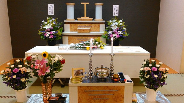 生活保護の方の場合の祭壇です。この方は病院で私が撮った写真が御遺影になってしまいました(隠れてます)。カメラを向けると笑ってピースをしてくれて、看護師さんと一緒にびっくりしたのを覚えています。その時の楽しい雰囲気が思い出されました。