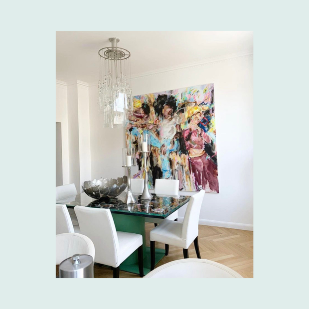 Im Vordergrund ein edler Esstisch in der Villa der Familie Simchen, dahinter an der Wand das Gemälde "Skylarking" von der Künstlerin Zoë MacTaggart.