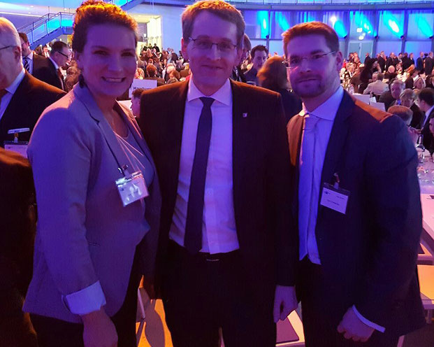 vl. Kreissprecherin Katrin Krüger, Ministerpräsident Daniel Günther, Kim Simmerlein