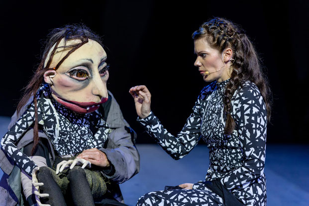 Szenenfoto Volksschauspiele Telfs (2022), Susi Wirth (mit Puppe) u. Lisa Schrammel (c) Victor Malysev