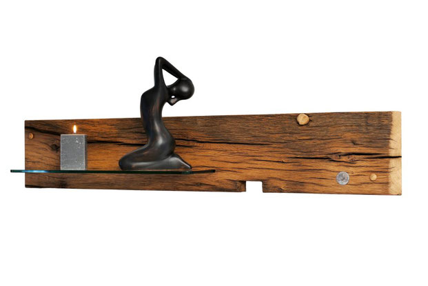 Waagerechte Wandkonsole RG4 aus alter Eiche mit Glasböden, ideal für Dekorationen in jedem Raum.