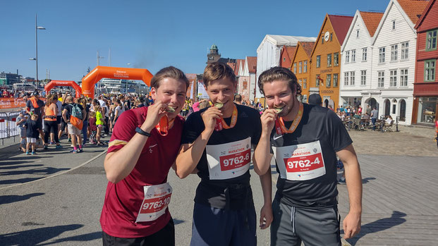 Jonatan, Alexander und Jonas (v. r.) nach dem Bergen-City-Marathon