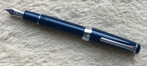 "Full Size Pen" mit aufgesetzter Kappe