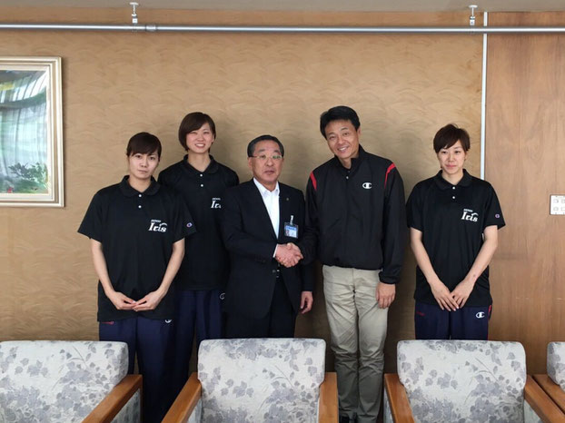 (伊集選手、牛田選手、辻市長、小嶋ヘッドコーチ、高田汐織選手)