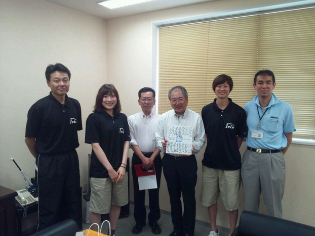 (左から)小嶋ヘッドコーチ/阿部選手/成田支店長(香川支店)/杉浦支社長(四国支社)/牛田選手/石川部長(四国支社)