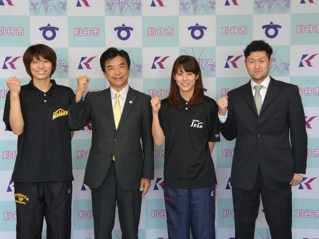 (左から)トヨタ紡織長部選手、鈴木副市長、デンソー大庭選手、アイシン橋本選手