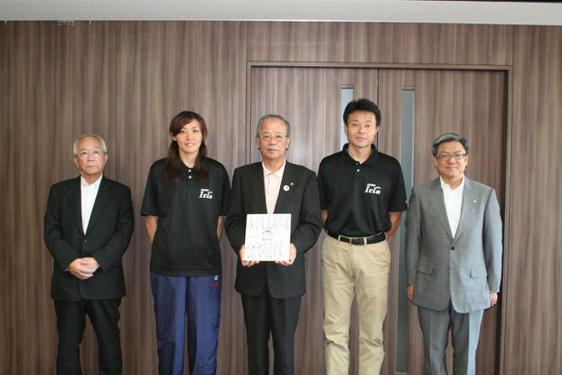 (左から)刈谷市バスケットボール会長西口様、浦島選手、竹中市長、小嶋ヘッドコーチ、都築常務役員(刈谷市体育協会副会長)