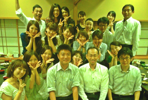 服部選手(最後列の左から2番目)と秘書室の皆さん