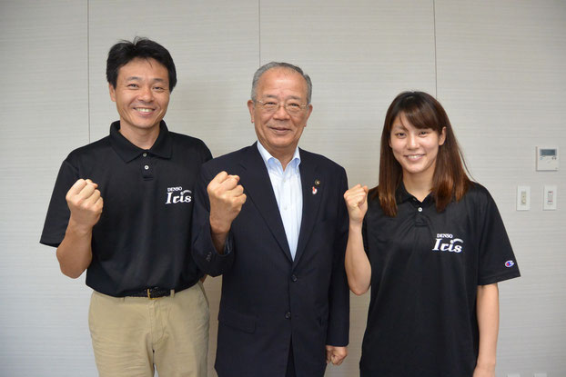 (左から)小嶋ヘッドコーチ、竹中市長、大庭キャプテン