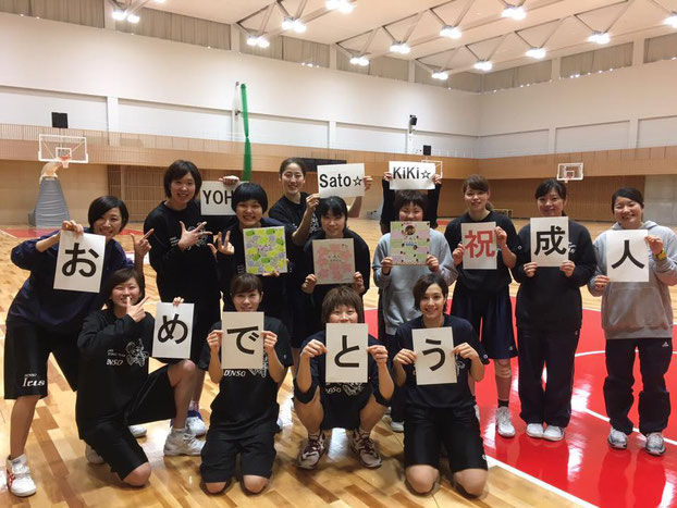 チームメイトがお祝い!3人が持っている色紙は、応援職場の皆さんから頂きました!