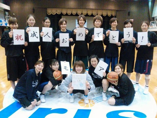 稲井選手が持っている色紙は、応援職場の原価企画室の皆さんが寄せ書きしてくれました!