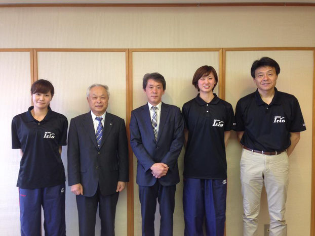 (伊集選手、守田教育長、庄田副町長、牛田選手、小嶋ヘッドコーチ)