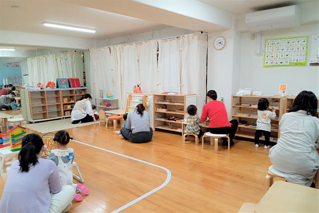 京都市の幼児教室バンビー二クレアーレでは、モンテッソーリの活動では、1.5ｍ以上の距離を確保して個別活動を行っています。