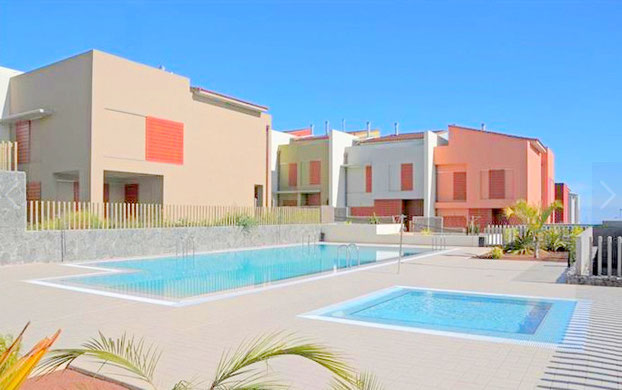 Gemeinschaftspool mit Kinderbecken in der Ferienhausanlage.