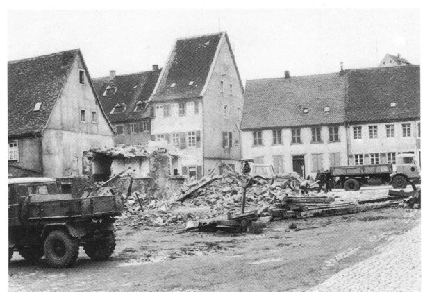1966,  Abriss der Häuser auf dem Kirchplatz. Bild: Museum
