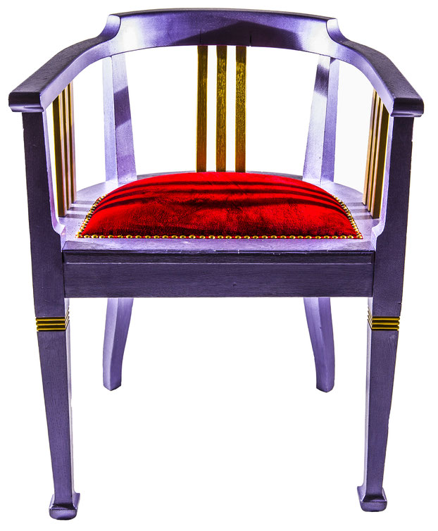 Violletter Stuhl mit rotem Polster