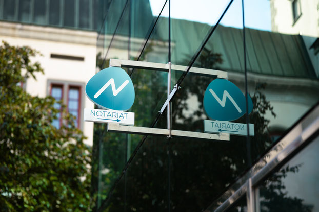 Logo Notariat an Fassade von Kanzleigebäude