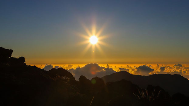 Strahlender Sonnenaufgang über den Wolken – ein neuer Tag beginnt: frei, klar und rauchfrei