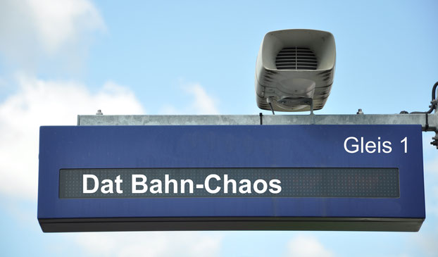 Bahnhofs-Anzeigetafel mit der Aufschrift: "Dat Bahn-Chaos"