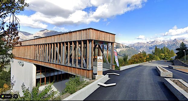 Entrée au niveau +3 par la passerelle de liaison avec la station 1600. Image Google Earth.
