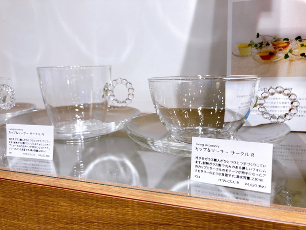 雫のような取っ手が付いたカップ&ソーサー「サークル」。HARIOさんらしいガラス使いですね。「ティーカップ」か「コーヒーカップ」どちらのフォルムを普段お使いですか？お好きな一客をお選びください。
