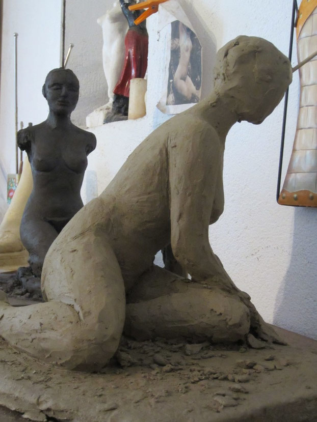 des nus féminins assis... un pied...un plâtre.nouveausculpteur.org
