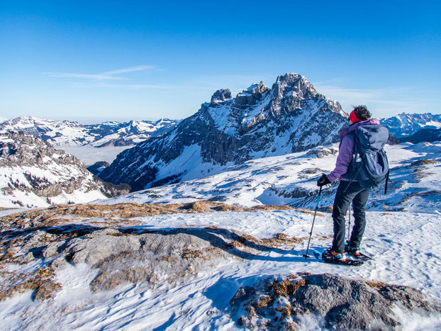 Top Schneeschuhtour in den Glarner Alpen in der Schweiz. Diese Klassikertour auf den Gipfel des "Schilt" bietet grandiose Ausblicke.