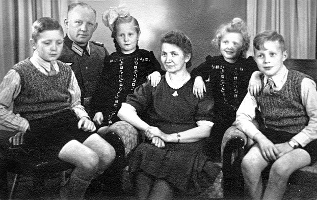 Die Familie Kersting (der Jüngste, Peter, fehlt auf dem Foto) während eines Fronturlaubs des Vaters, vermutlich 1943